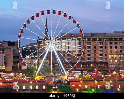 Regno Unito, Scozia, Lothian, Edimburgo, crepuscolo vista della grande ruota sul mercato di Natale su Princes Street. Foto Stock