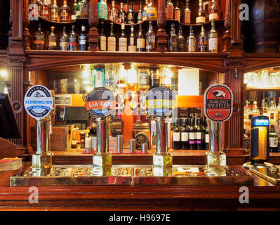 Regno Unito, Scozia, Lothian, Edimburgo, vista interna del Bennets Bar. Foto Stock