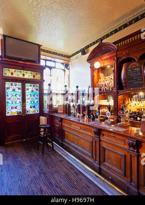 Regno Unito, Scozia, Lothian, Edimburgo, vista interna del Bennets Bar. Foto Stock