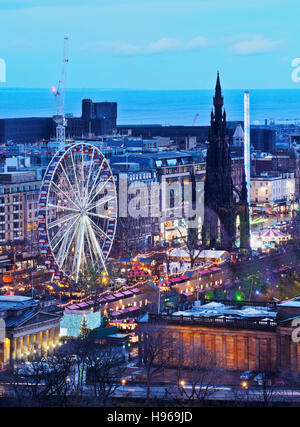 Regno Unito, Scozia, Lothian, Edimburgo, crepuscolo vista della grande ruota sul mercato di Natale su Princes Street. Foto Stock