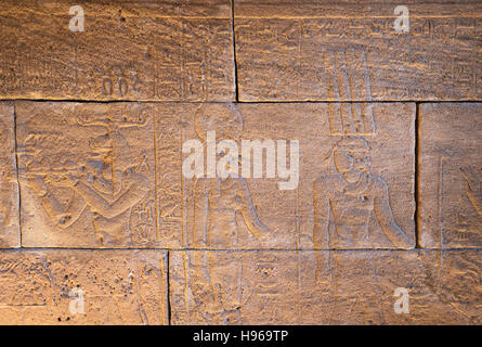 Vere sculture geroglifico sulle mura di un antico tempio egizio. Foto Stock