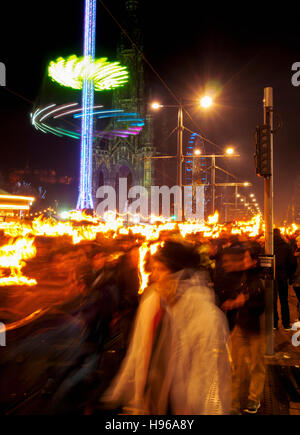 Regno Unito, Scozia, Edimburgo, Hogmanay processione aux flambeaux sulla Princes Street. Foto Stock