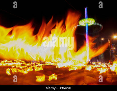 Regno Unito, Scozia, Edimburgo, Hogmanay processione aux flambeaux sulla Princes Street. Foto Stock