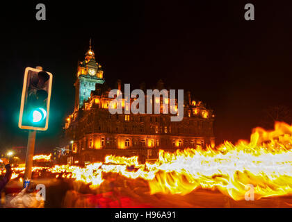 Regno Unito, Scozia, Edimburgo, Hogmanay processione aux flambeaux sulla Princes Street. Foto Stock