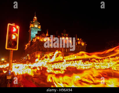 Regno Unito, Scozia, Edimburgo, Hogmanay processione aux flambeaux sulla Princes Street. Foto Stock