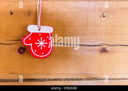 Natale ornamenti in legno toy mitten con nastro appeso. Foto Stock