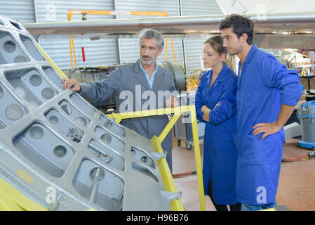 Gli apprendisti con professional metallurgista Foto Stock