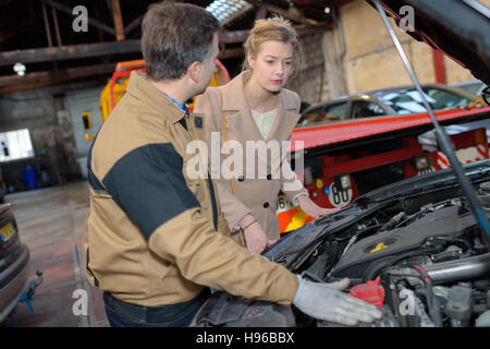 Autofficine punto verso il cliente il problema alla vettura Foto Stock