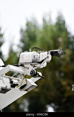 Dettaglio con una raccolta di notizie via satellite antenna su un furgone Foto Stock