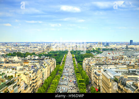 Parigi, panoramica vista aerea del Champs Elysees boulevard. In Francia, in Europa. Foto Stock