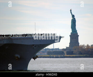 Stati Uniti i marinai a bordo della USN Wasp-classe assalto anfibio nave USS Iwo Jima stand sul ponte della nave come inserire il porto di New York per i veterani settimana Novembre 10, 2016 nella città di New York, New York. Foto Stock