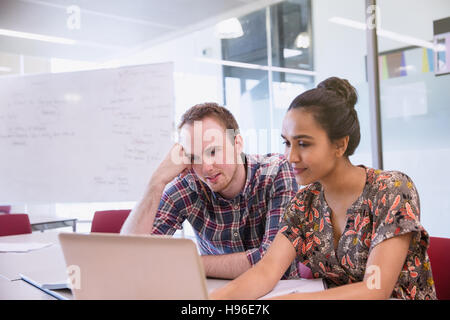 Gli studenti universitari che studiano al computer portatile in aula Foto Stock