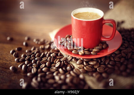 Tazza da caffè su tela sacco con fagioli arrosto Foto Stock