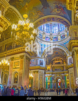 La St Isaac è uno dei più imponenti oggetti religiosi in Russia Foto Stock