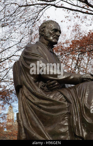 Statua di Theodore Dwight Woolsey, 1896, presidente di Yale dal 1846 al 1871 su la Yale University Campus. Foto Stock