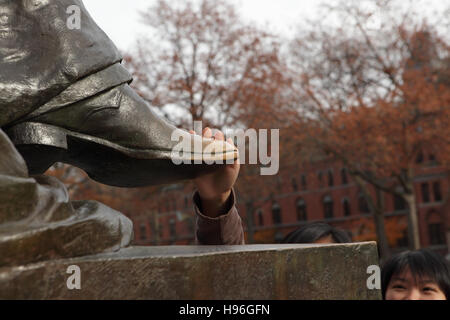 Un potenziale studente in un tour della Yale University Campus tocca il boot in bronzo della statua di Theodore Dwight Woolsey, 1896, presidente di Yale Foto Stock