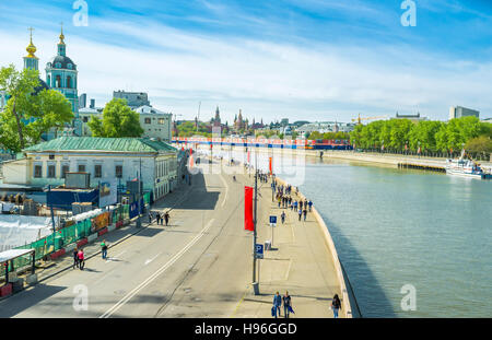 La vista sul molo Raushskaya decorate con le bandiere rosse in onore del giorno della vittoria Foto Stock