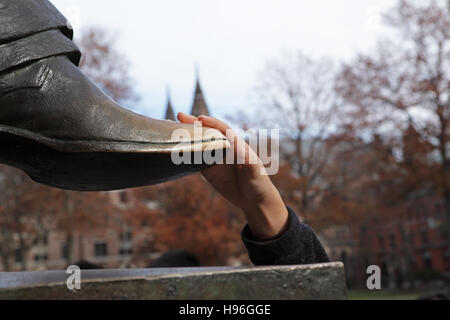 Un potenziale studente in un tour della Yale University Campus tocca il boot in bronzo della statua di Theodore Dwight Woolsey, 1896, presidente di Yale Foto Stock