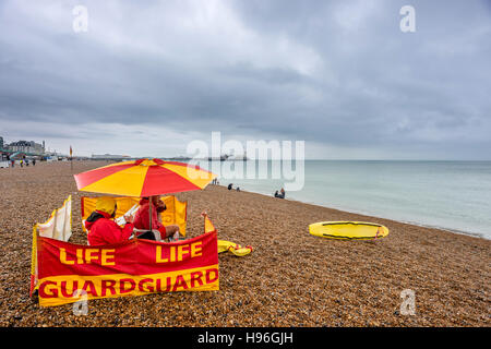 Bagnini sulla Spiaggia di Brighton Foto Stock