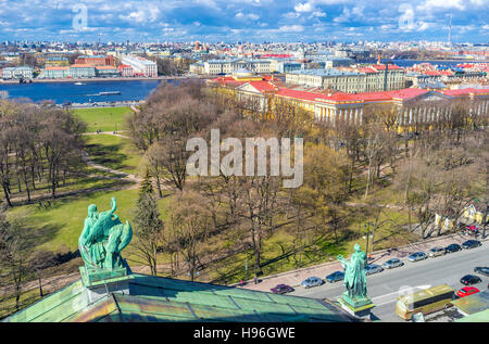 Il Giardino di Alexander e Admiralty Building dal tetto di San Isacco nella cattedrale di San Pietroburgo, Russia. Foto Stock