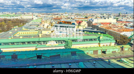Il tetto verde di Lobanov-Rostovsky Palace, qui ospita il Four Seasons Hotel Lion Palace, situato in St Isaac's Square, San Pietroburgo, Russia. Foto Stock