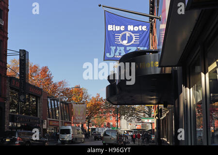 Blue Note Jazz Club, 131 West 3rd Street, New York guardando ad ovest verso il Cinema IFC sulla 6th Avenue. Foto Stock