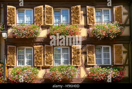 Finestra di decorazione floreale, Colmar città vecchia, Francia Foto Stock
