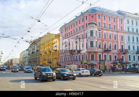 Il traffico in Liteyny Prospekt, una della centrale per le strade delle città Foto Stock