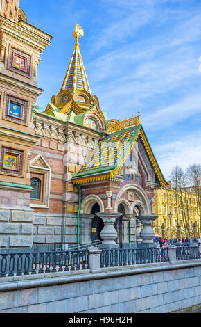 Il portico ingresso alla Chiesa del Salvatore sul Sangue versato, decorata con colorate tetto di tegole, icone, colonne Foto Stock