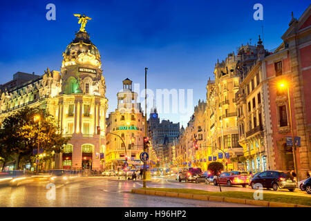 Il Metropolis edificio a sera, Gran Via, Madrid, Spagna Foto Stock