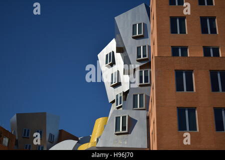 Il Massachusetts Institute of Technology (MIT) iconico centro stata progettata in un piú moderni stile architettonico. Foto Stock