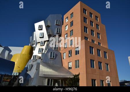 Il Massachusetts Institute of Technology (MIT) iconico centro stata progettata in un piú moderni stile architettonico. Foto Stock