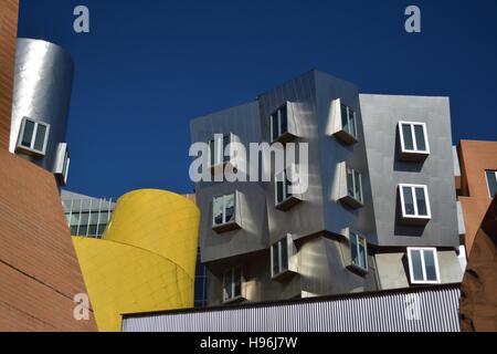 Il Massachusetts Institute of Technology (MIT) iconico centro stata progettata in un piú moderni stile architettonico. Foto Stock