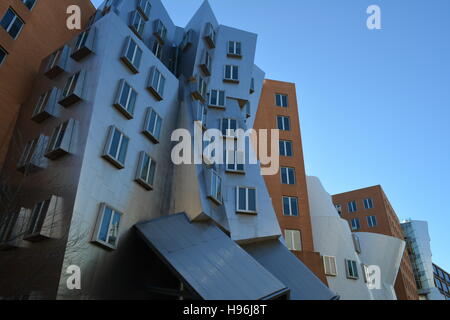 Il Massachusetts Institute of Technology (MIT) iconico centro stata progettata in un piú moderni stile architettonico. Foto Stock