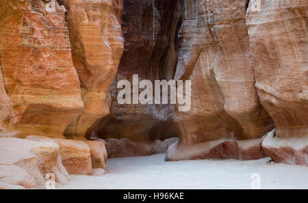 Petra canyon chiamato Siq che conduce alla città Nabatean, Giordania Foto Stock