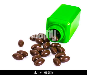 Marrone capsule a base di erbe in un flacone verde una medicina alternativa. Foto Studio Foto Stock