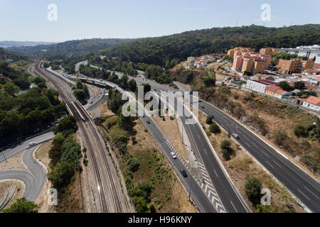 Vista della strada e delle infrastrutture ferroviarie nella valle dell'Alcantara verso il sud dell'Acquedotto di acque libere a Lisbona, Portogallo Foto Stock