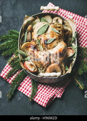 Arrosto di pollo intero nel vassoio con la tavola del Natale decotarion Foto Stock