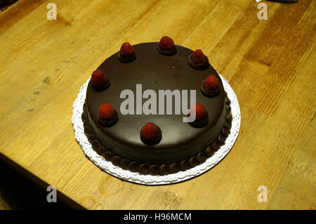 Devils Food Cake con fragole Foto Stock