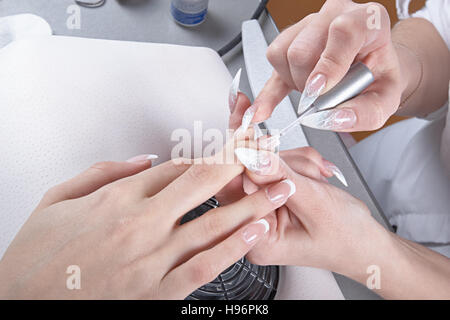 Manicure. Master fare chiodo estensione: disegno dell'ultimo strato Foto Stock