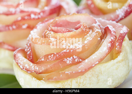 Rose da apple e pasta sfoglia Foto Stock