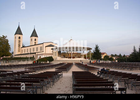 Al di fuori della santa messa la zona dietro la chiesa di San Giacomo a Medjugorje, Bosnia e Erzegovina, Europa Foto Stock