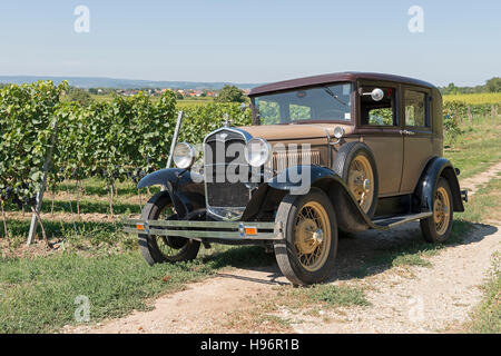 Oldtimer Ford A, costruito nel 1930, a 4 cilindri, la cilindrata 3500 cc, peso 1275 kg, 2x3 marce avanti, 40 CV, 95 km / h Foto Stock