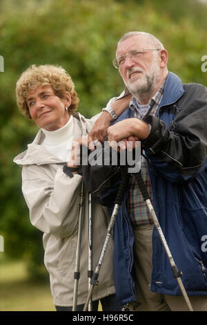 Nordic walking, Coppia senior Foto Stock