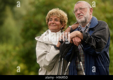 Nordic walking, Coppia senior Foto Stock