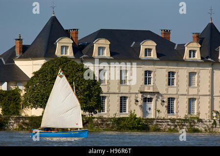 Piccola barca a vela sul fiume Adour, Francia Foto Stock