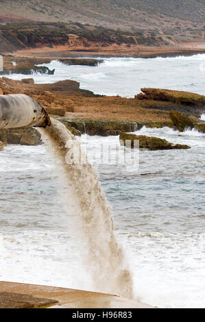 Tubo di scarico di industria di fosfato di rifiuti direttamente nel mare, Safi, Marocco, Africa del Nord Foto Stock