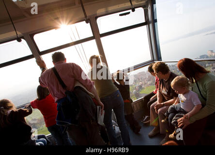 La gente in una funivia Pfaenderbahn, andando fino a Mt Pfaender, Lago di Costanza, Bregenz, Vorarlberg, Austria Foto Stock