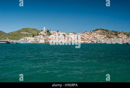 Una vista di Poros Island in Grecia dal mare Foto Stock