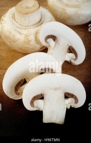 Fresco di funghi champignon su sfondo di legno Foto Stock